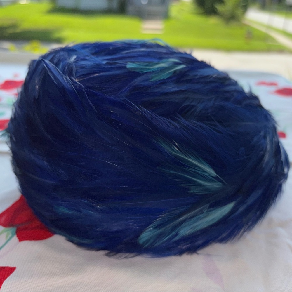 Vintage hat w/ royal blue/turquoise feathers & netting - Picture 6 of 13